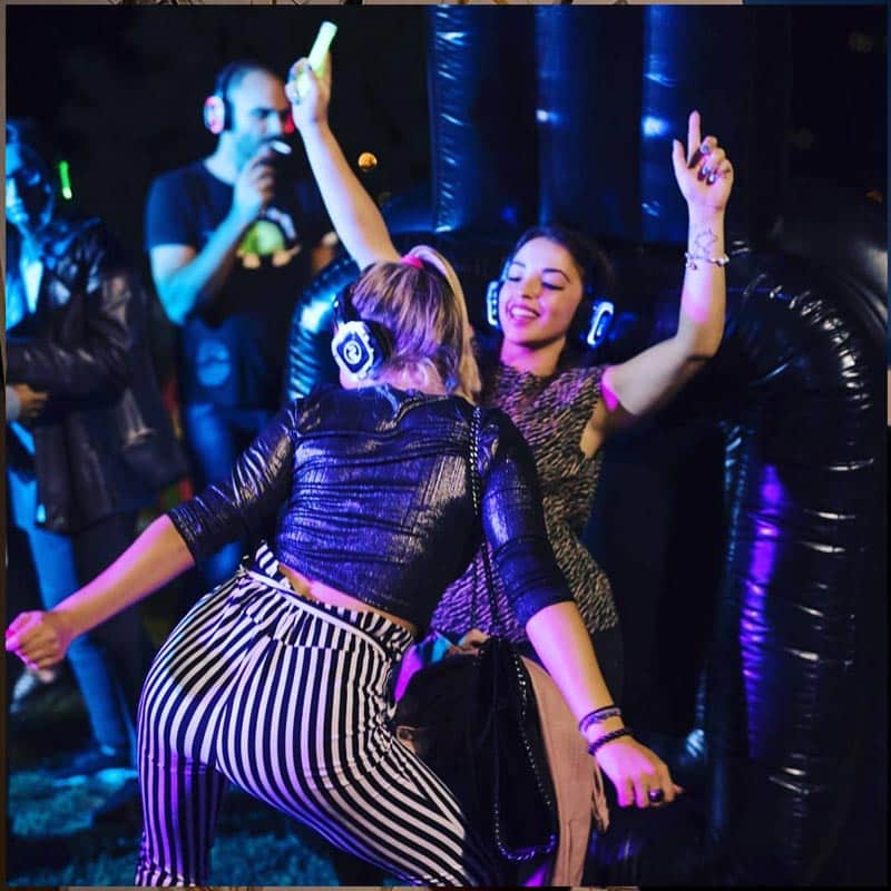 silent-party-dancing Jeunes femmes dansant avec des casques sans fil lors d'une Silent Party