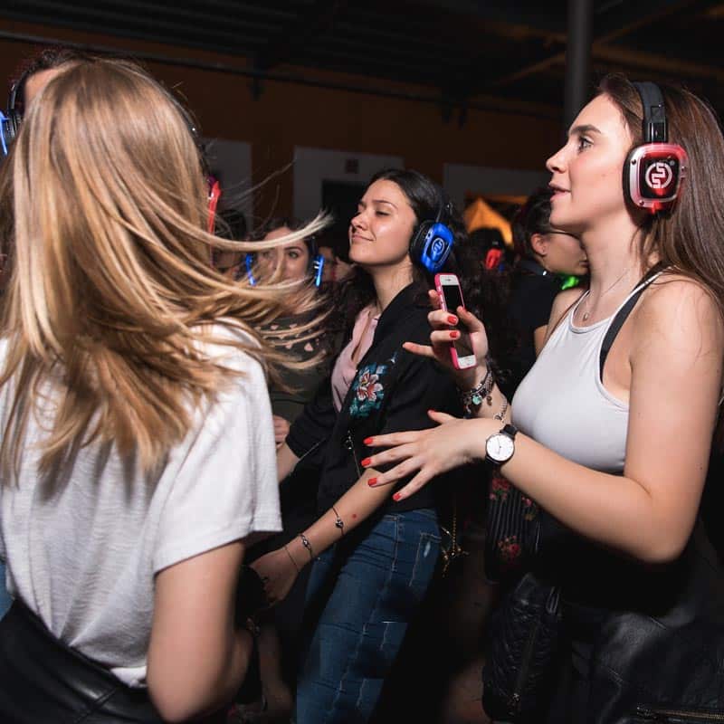 silentparty-1 Jeunes femmes dansant avec des casques sans fil lors d'une Silent Party