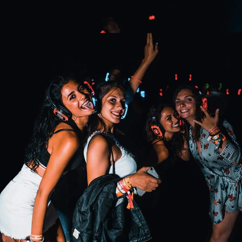 silentparty-4 Amies souriantes avec des casques Silent Disco lors d'une fête de nuit