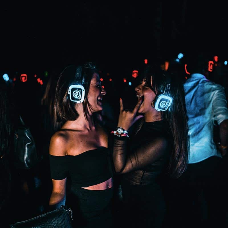 silentparty-5 Jeunes femmes dansant avec des casques Silent Disco lors d'une fête