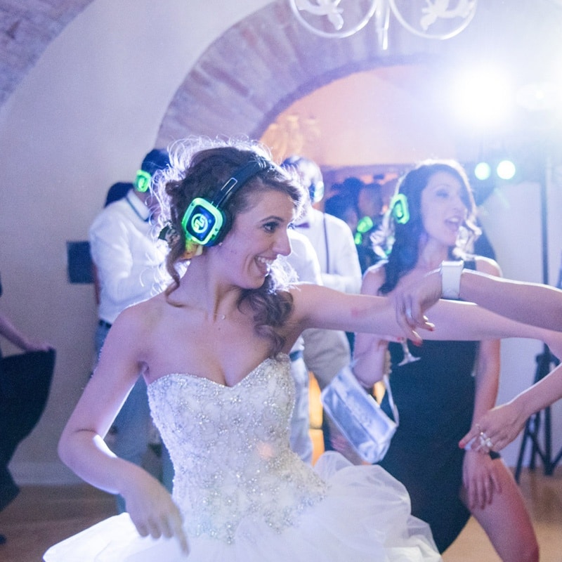 matrimonio1 Mariée dansant avec un casque Silent Disco au mariage