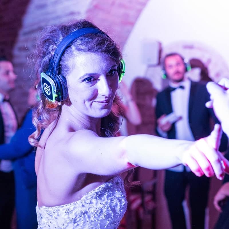 matrimonio2 Mariée avec casque à LED vertes dansant pendant la fête de mariage