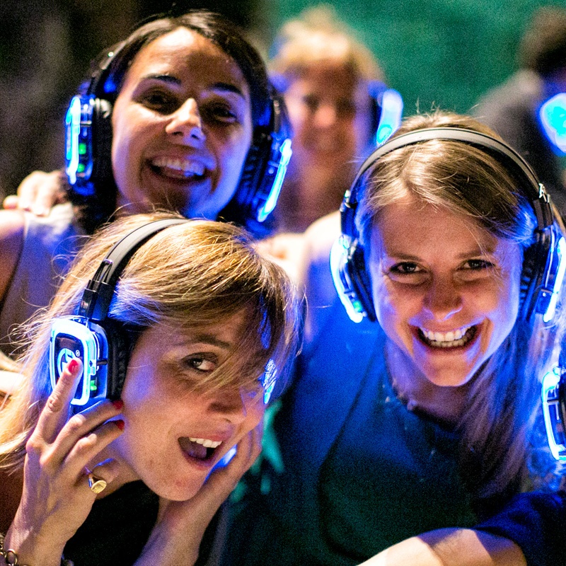 matrimonio5 Invitées souriantes avec casques Silent Disco à LED bleues