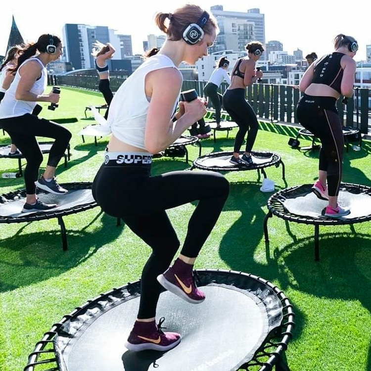 jumper Cours de jumping fitness en plein air avec casques sans fil