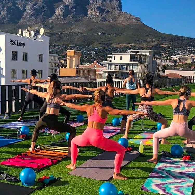 palestra-aperta Cours de fitness en plein air sur une terrasse avec casques sans fil