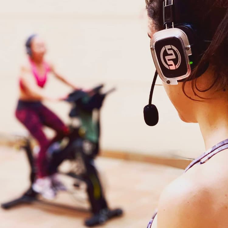 spinning-milano Instructrice de spinning avec casque-micro pendant un cours à Milan