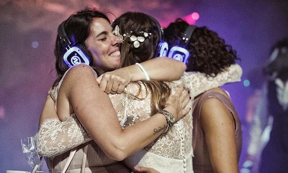 matrimonio-sileentdisco Mariée enlaçant ses amies avec des casques Silent Disco