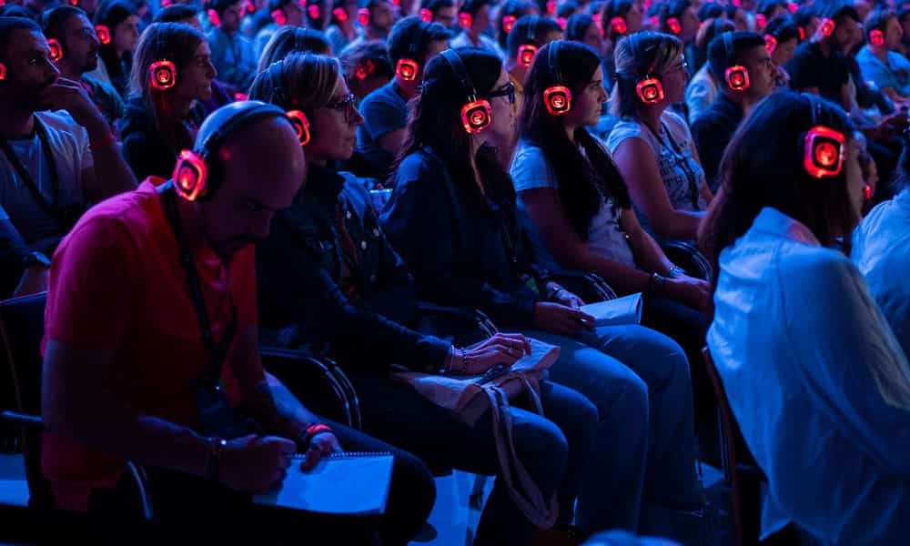 silentlab-cuffie Étudiants prenant des notes en classe avec casques sans fil