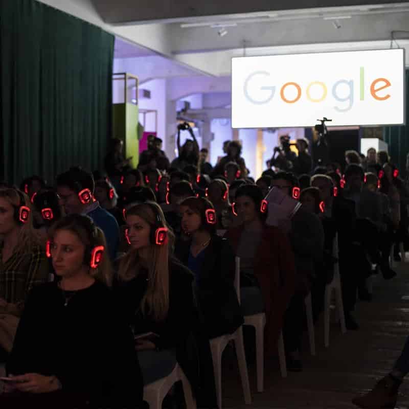 Silent Meeting Google Publiek met rode led draadloze hoofdtelefoons op een evenement van Google
