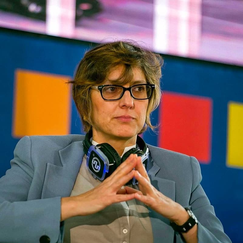 Giulia Bongiorno – Silentsystem Giulia Bongiorno met een hoofdtelefoon van Silentsystem op een congres
