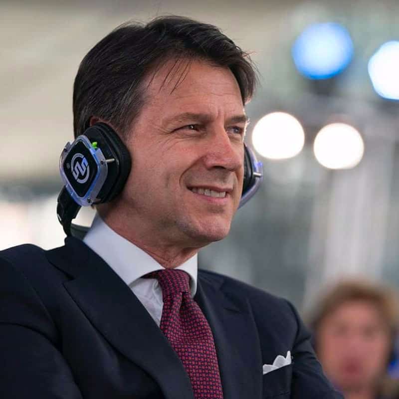 Giuseppe Conte – Silentsystem Giuseppe Conte met een hoofdtelefoon van Silentsystem op een evenement