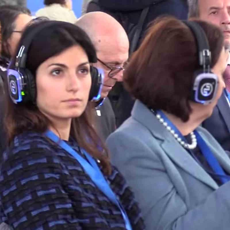 Virginia Raggi – Silentsystem Virginia Raggi met een draadloze hoofdtelefoon van Silentsystem op een congres