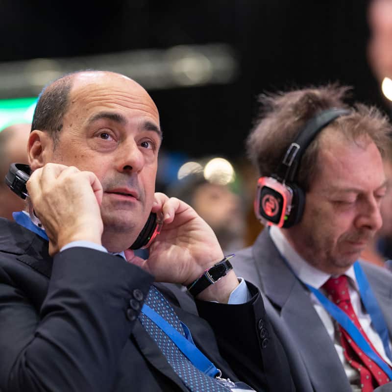 Zingaretti – Silentsystem Nicola Zingaretti met een draadloze hoofdtelefoon van Silentsystem op een institutioneel evenement