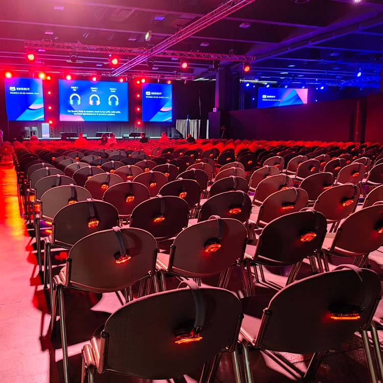 congresso-aws Congreszaal van AWS ingericht met stoelen en schermen