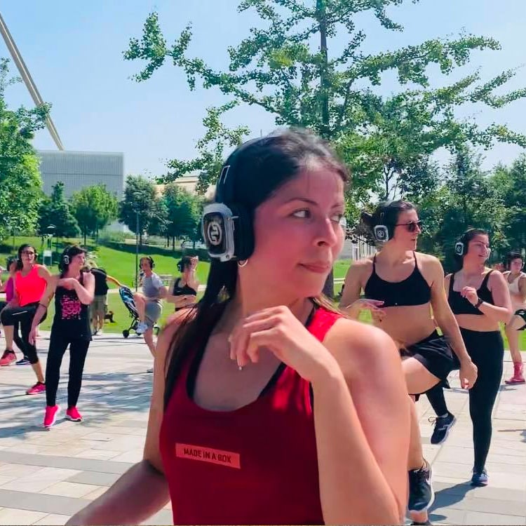 fitnesswalking Deelnemers aan een Silent Walk in de stad met draadloze hoofdtelefoons