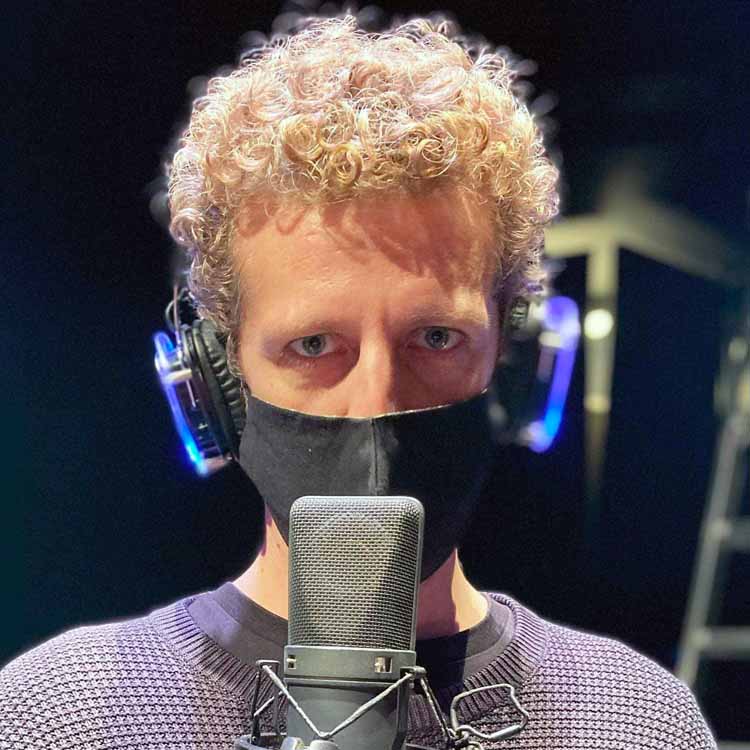 off-topic-beppe Spreker met hoofdtelefoon van Silentsystem en een studiomicrofoon
