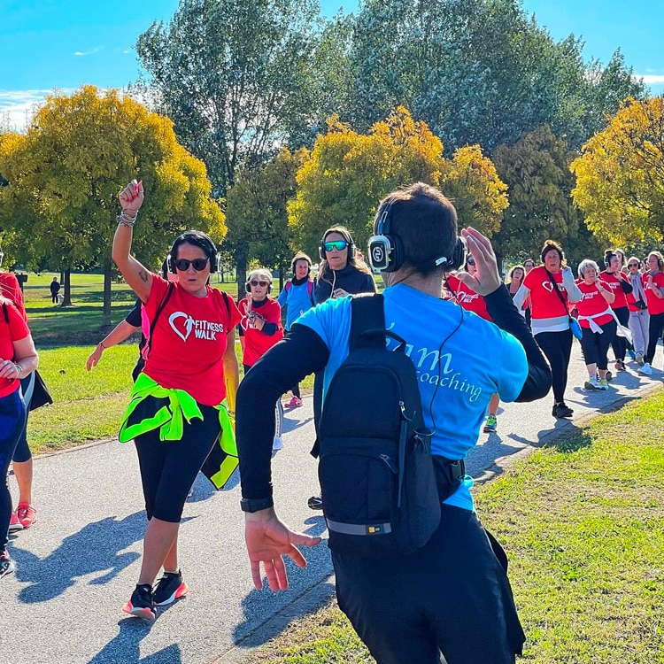 parco-fitness-cuffie Fitnesswandeling in het park met draadloze hoofdtelefoons