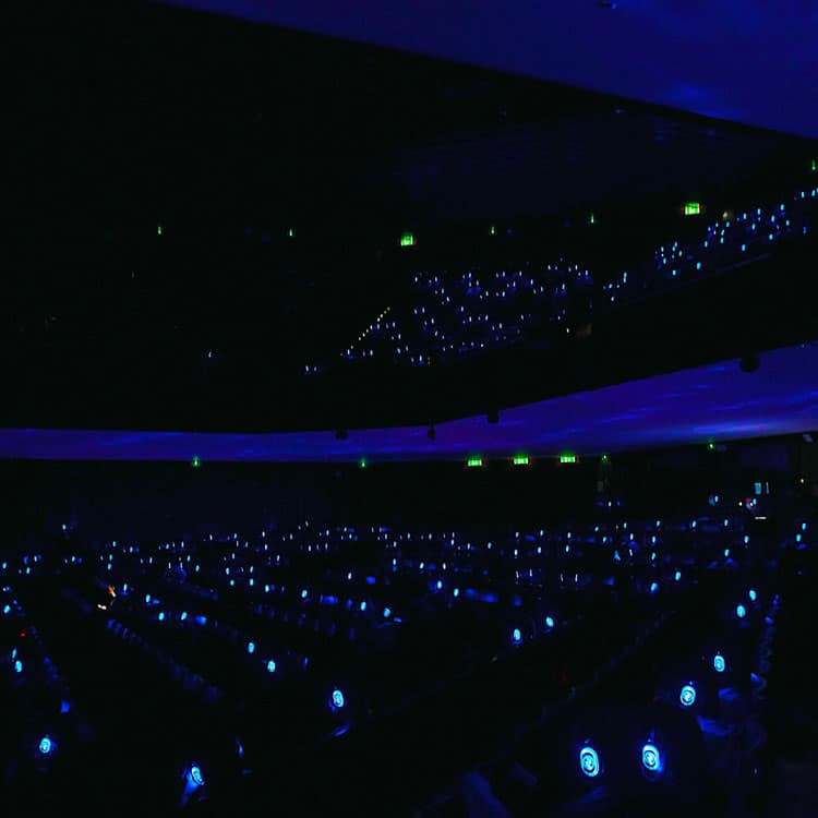 piccolo-teatro Verduisterde zaal van het Piccolo Teatro met blauwe led draadloze hoofdtelefoons
