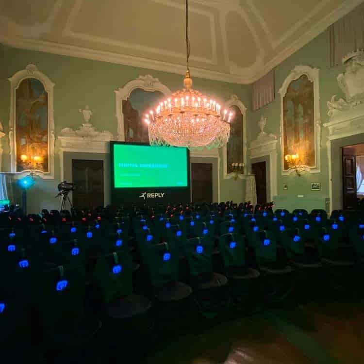 reply-congress Historische zaal met blauwe led draadloze hoofdtelefoons klaar voor een congres van Reply