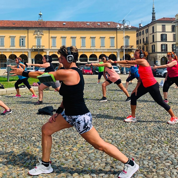 streetfitness Straatfitness op een plein met draadloze hoofdtelefoons