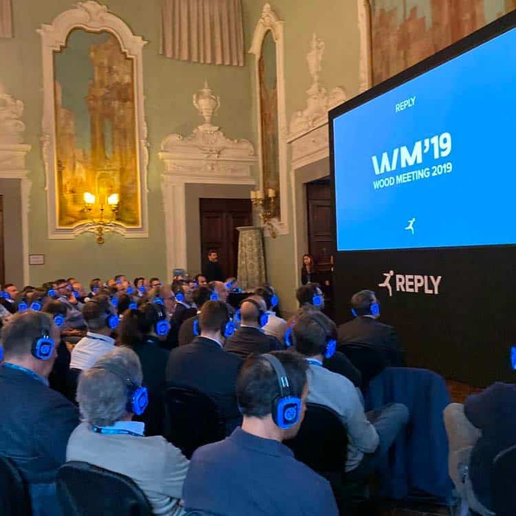 wm19-congresso Deelnemers met draadloze hoofdtelefoons op het WM19-congres van Reply