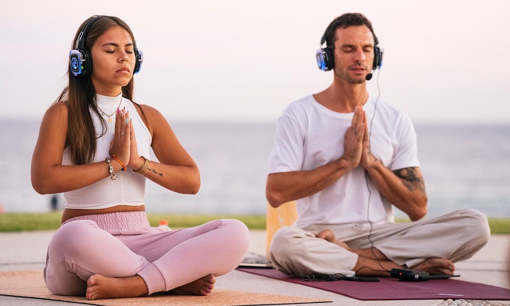 Silentyoga e mindfulness Silent yoga en meditatie met draadloze hoofdtelefoons van Silentsystem
