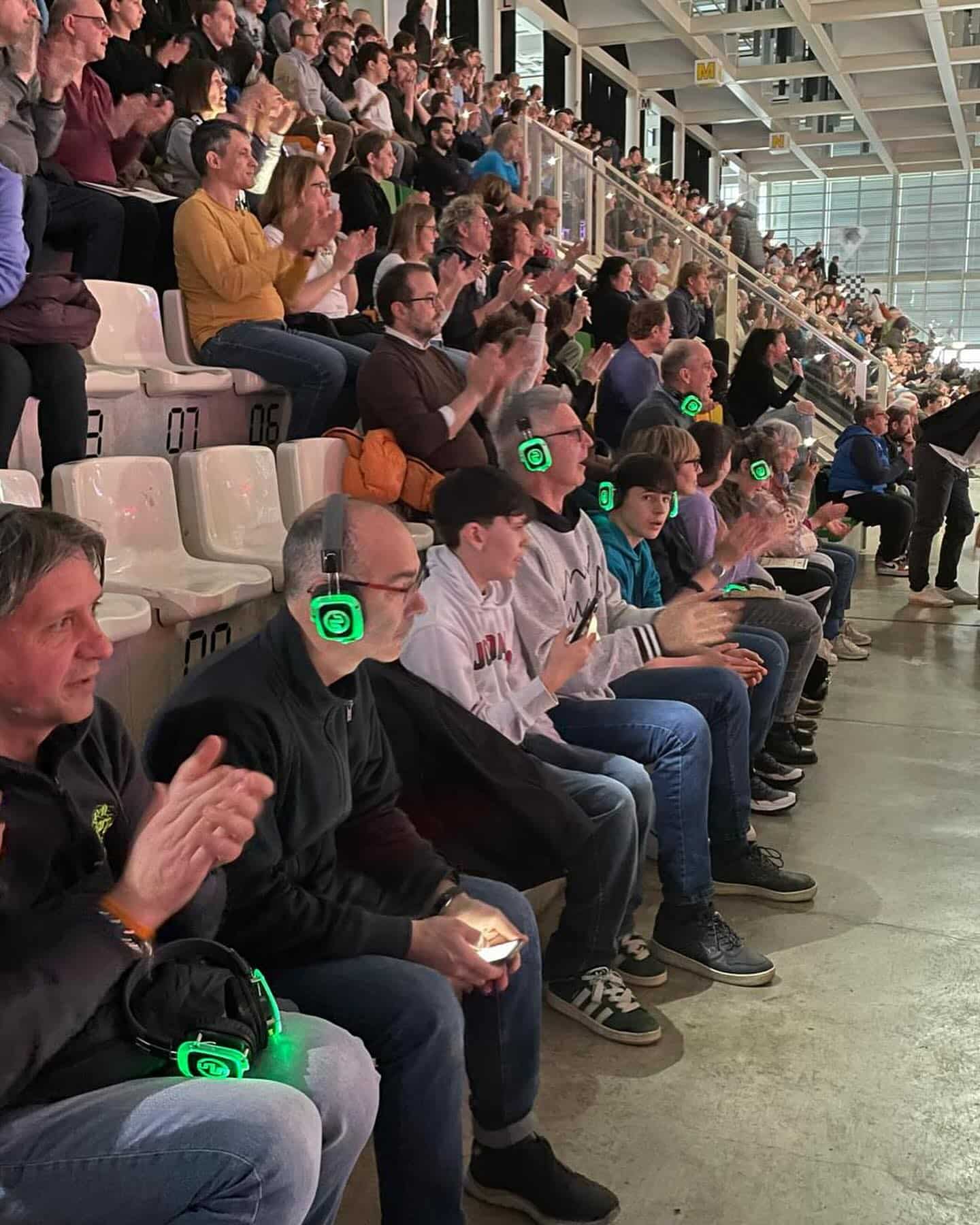 basket-calcio-telecronaca-cuffie-silentsystem Live verslag met draadloze hoofdtelefoons van Silentsystem voor basketbal en voetbal - inclusieproject van A.M.O.